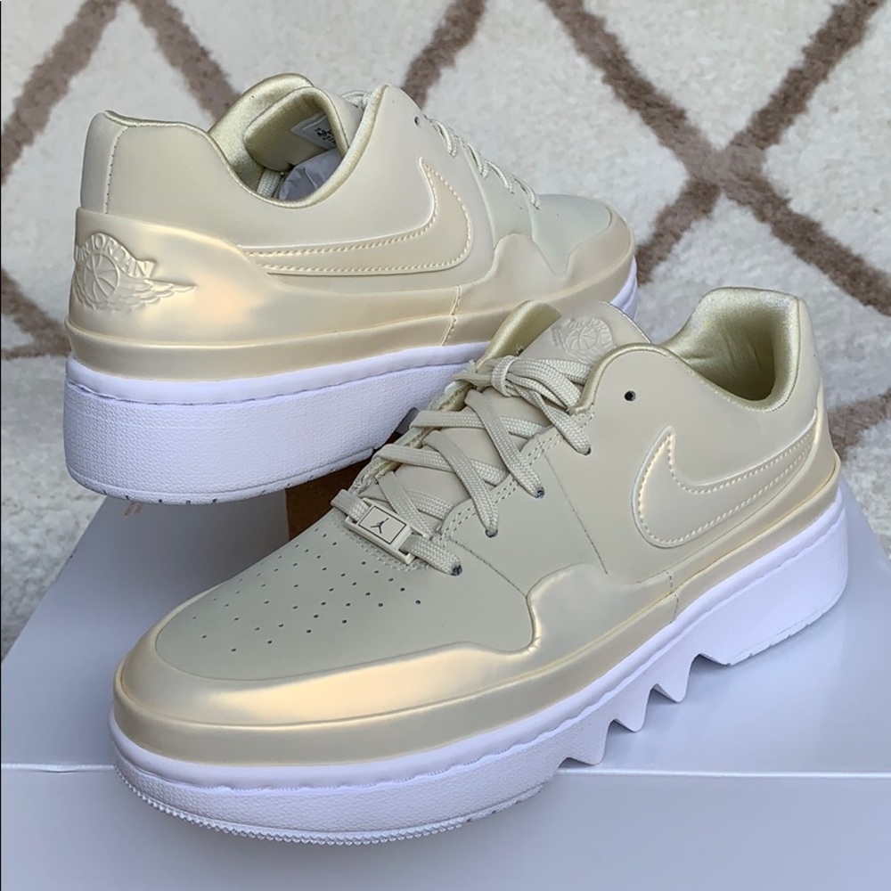 NIKE W AJ 1 JESTER XX LOW LACED SE FOSSIL-WHITE - Picture 5 of 16